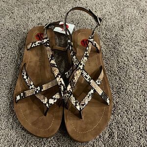 NWT Chinese laundry size 10 sandals